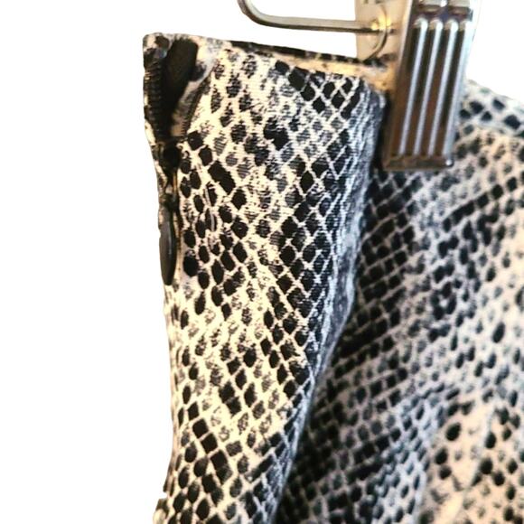 I.L.U. Snake Print Casual Skirt - Size Junior 13, Black and White - Picture 4 of 7